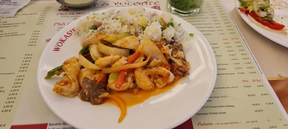 Riz Cantonais Viande Rouge Poisson Viande Blanche Et Sauce Piquante